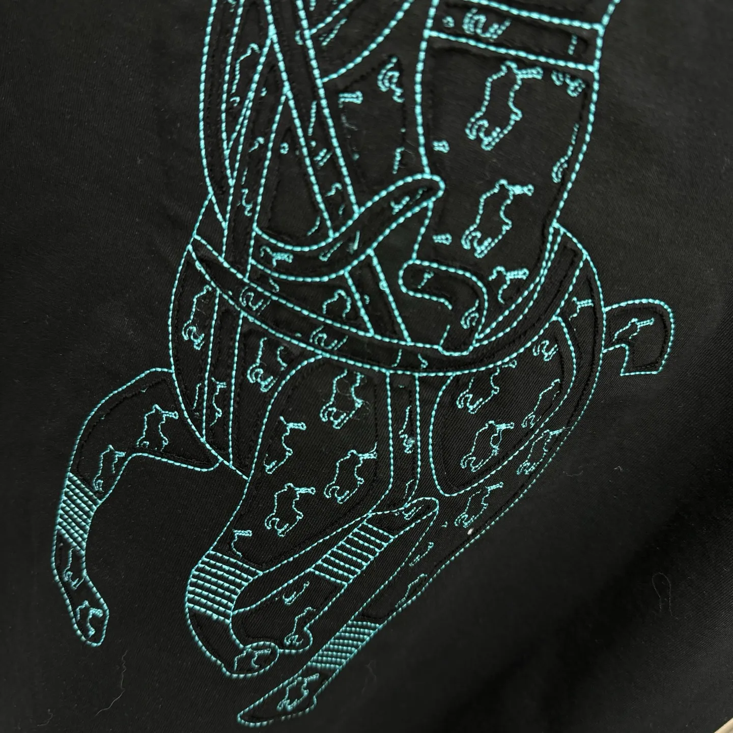 P190 POlO Ralph Lauren 25FW new spring and summer round neck T-shirt. It is made of heavy 320G double yarn combed cotton material. The upper body has a strong three-dimensional effect. It is embroidered with ten thousand needles embroidery patch ➕ ten thousand needles 🪡 embroidery process inkjet effect. ⚠️Washing method: The fabric is only dry-cleaned or wrapped in a laundry bag. Quick machine wash in cold water on the reverse side, let dry and then iron at medium temperature! Avoid vigorously wringing and machine washing from the front!  Size: S M L XL XXL Color: Black, White
